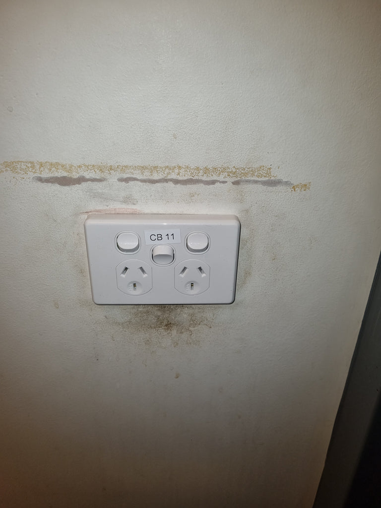 Trader Puma 10A 2 Gang Powerpoint (White) with Extra Switch