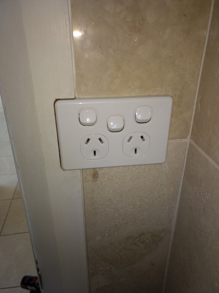 Trader Flat Cat Power Point Switched 2 Gang 10A 250V~ With Removable Extra Switch (White, Slimline)